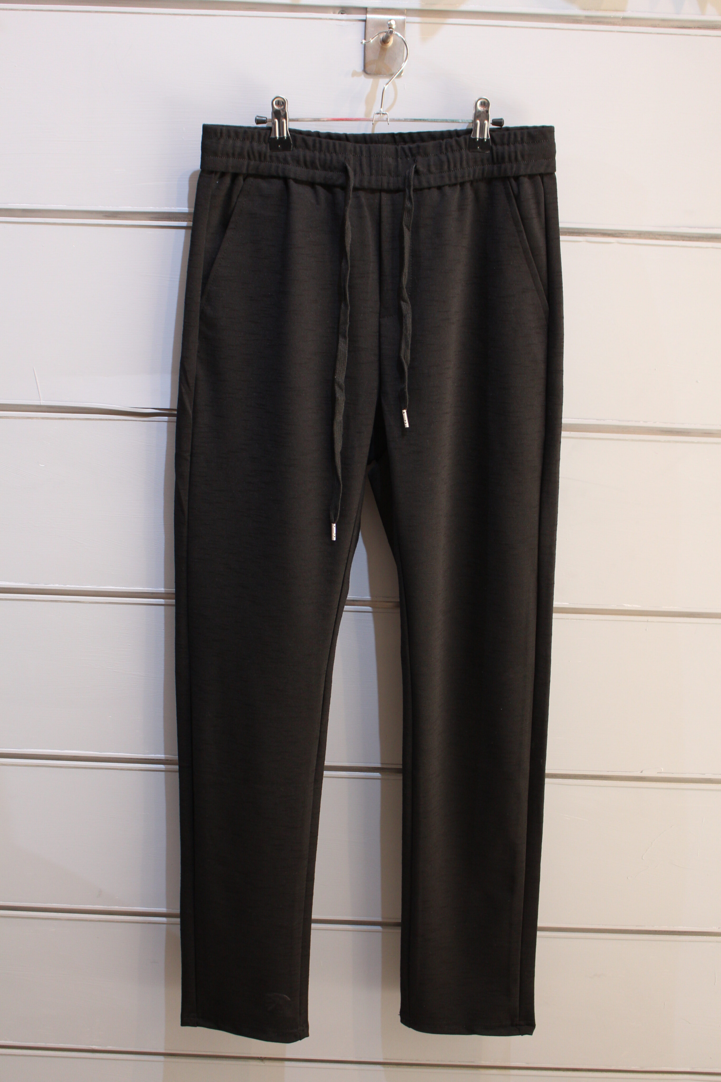 شلوار اسلش  راسته طرح دار برجسته مشکی براق اسپرت و بیرونی