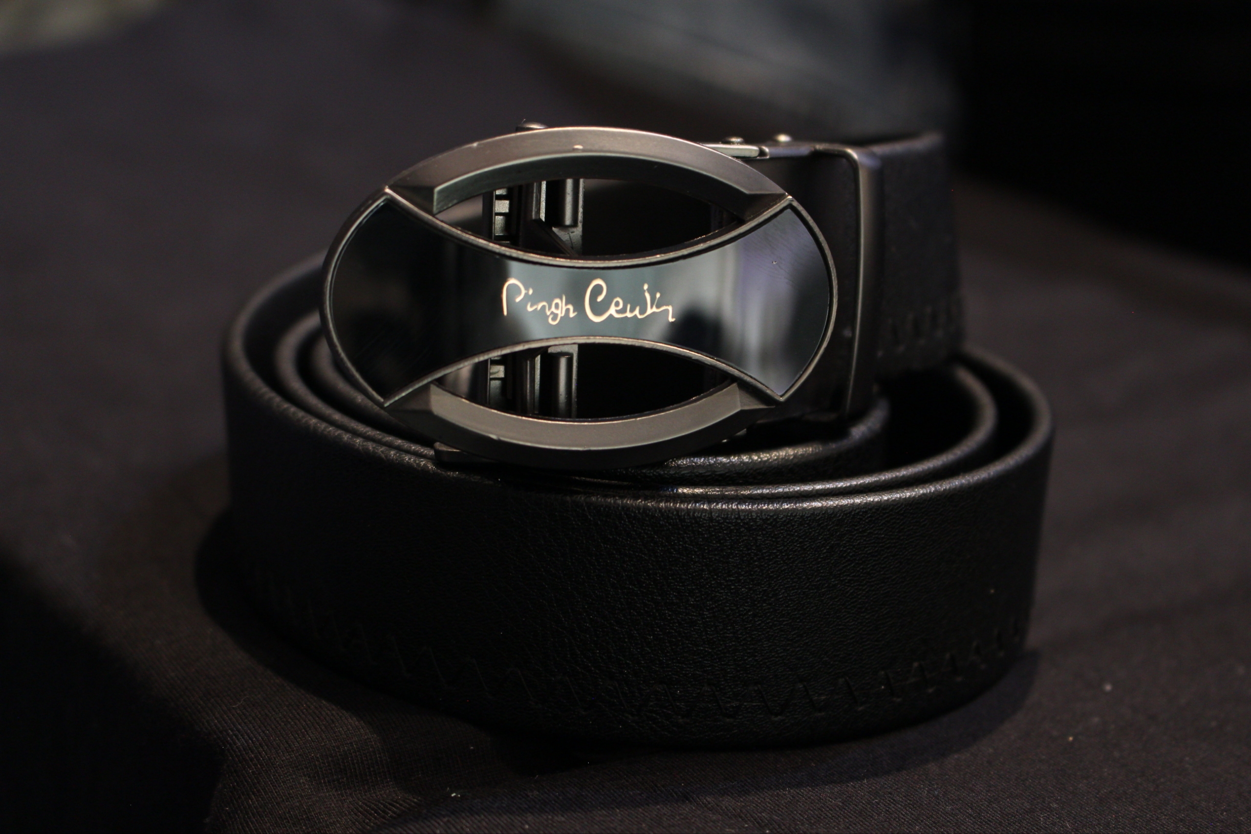 کمربند ریلی فوم درجه‌یک مردانه رنگ مشکی مات صفحه شیشه ای