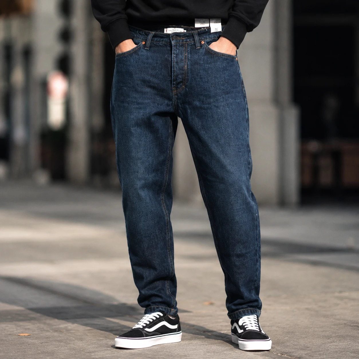 شلوار جین مردانه مام‌فیت رنگ آبی نفتی تیره سنگ‌شور ملایم مدل  MOM FIT Jean Tommy Denim