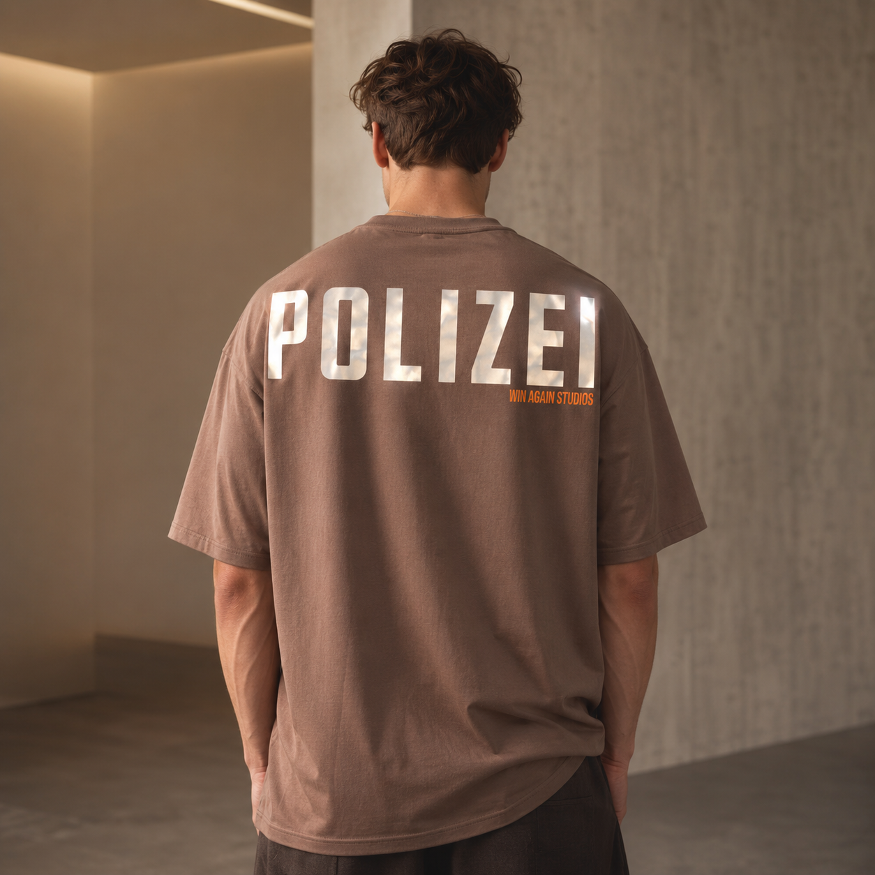 تیشرت مردانه لش باکسی موکا پشت چاپ | طرح  POLIZEI| استایل خیابانی مدرن