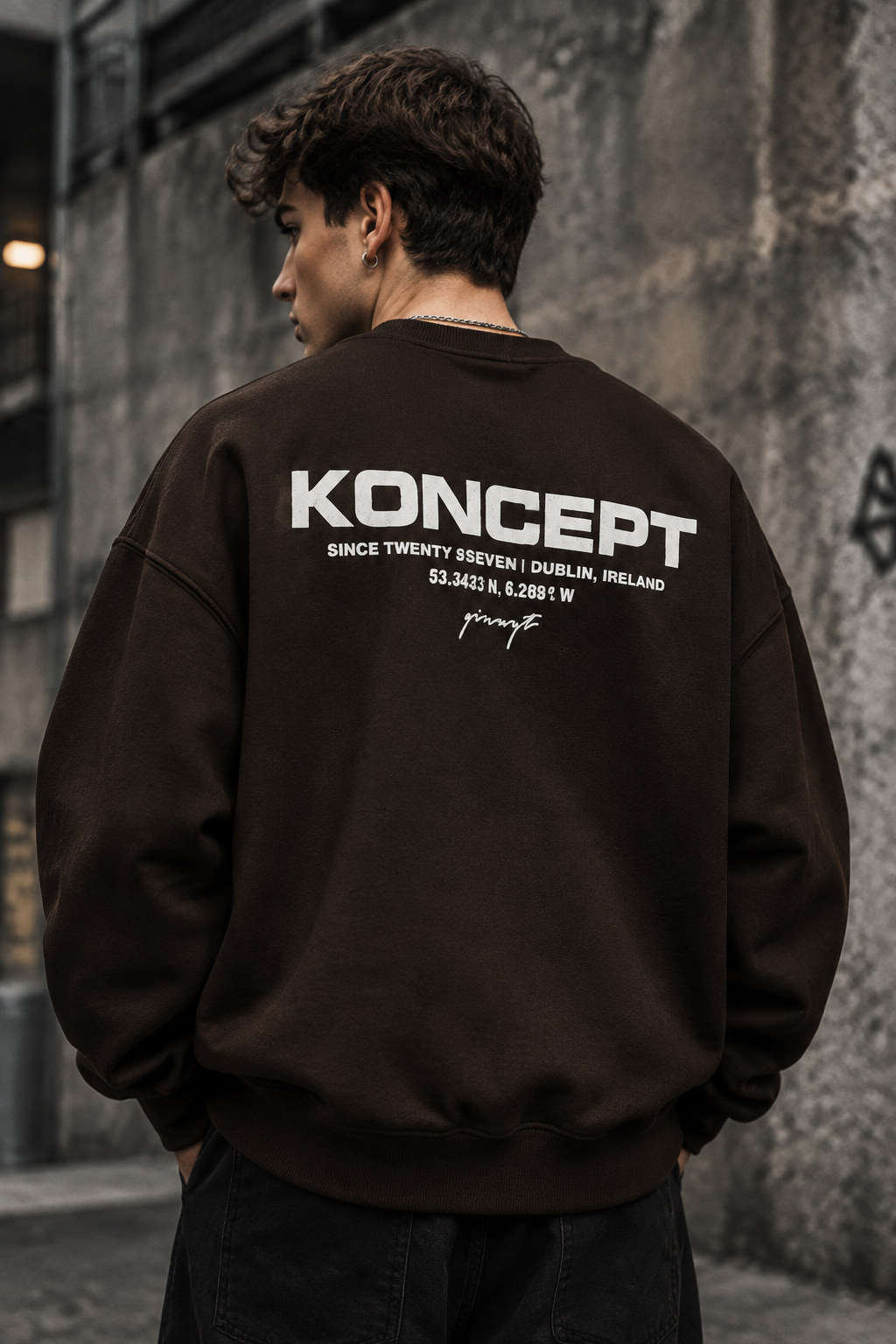 دورس یقه گرد مشکی با چاپ پشت طرح KONCEPT حامو رنگ قهوه ای موکا | Hamo Minimalist Crewneck