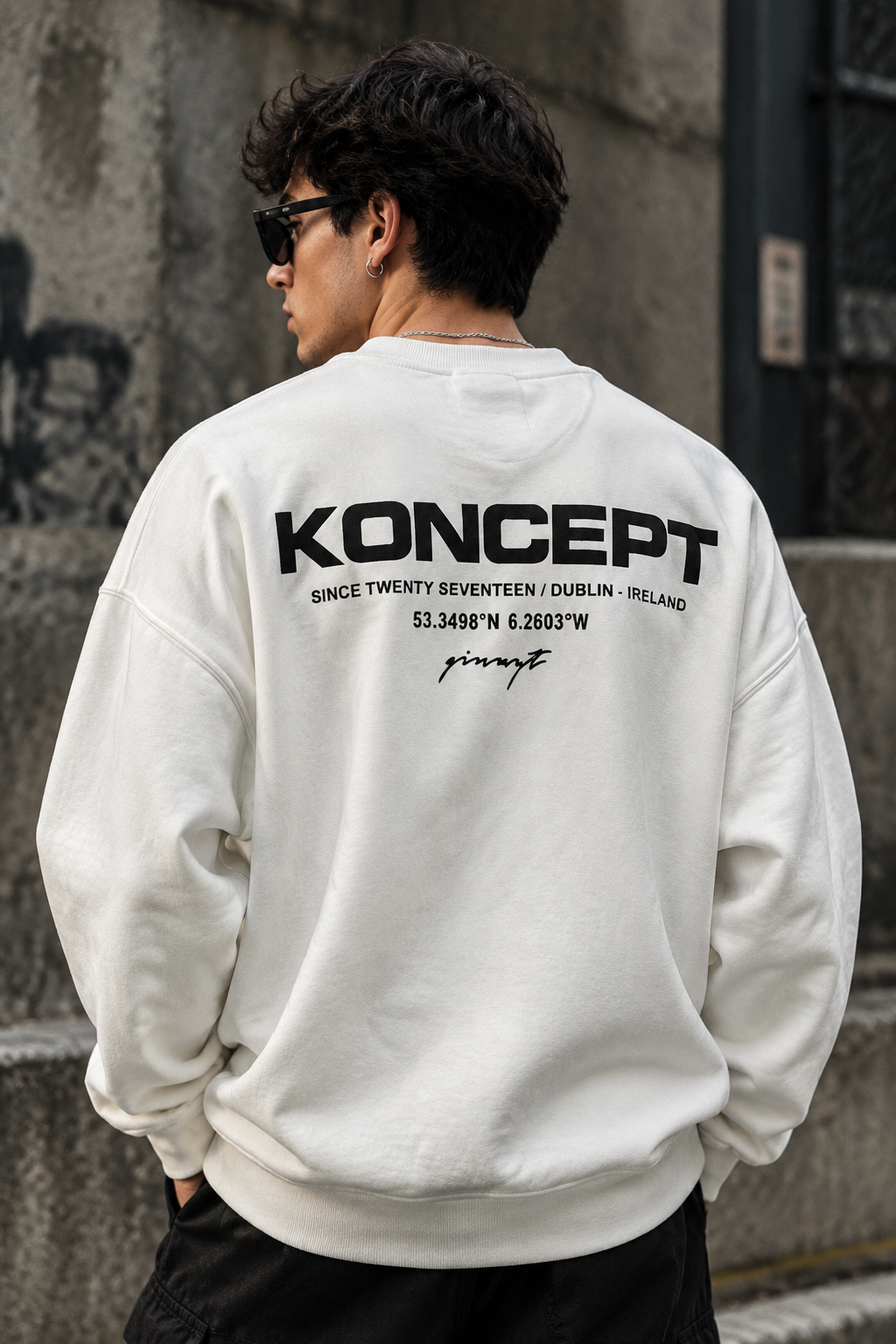 دورس یقه گرد مشکی با چاپ پشت طرح KONCEPT حامو رنگ سفید | Hamo Minimalist Crewneck