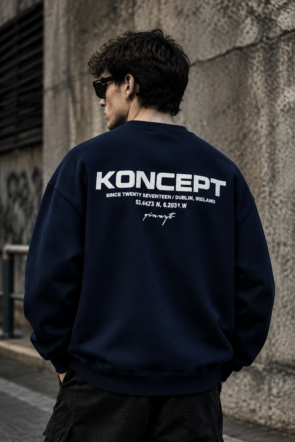 دورس یقه گرد مشکی با چاپ پشت طرح KONCEPT حامو رنگ سرمه ای | Hamo Minimalist Crewneck