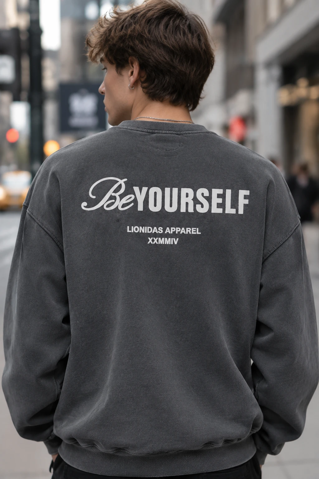 دورس مردانه یقه گرد سه نخ خاکستری دودی طرح تایپوگرافی حامو ور پشت چاپ LIONIDAS | Hamo Urban Crewneck